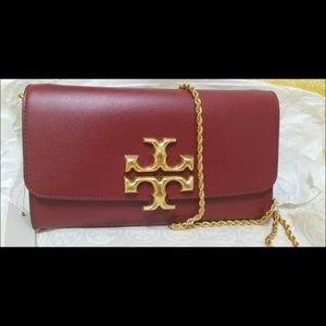 Comes with chain tag an dust bag and shopping bag